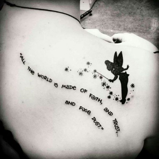 tatouage texte omoplate