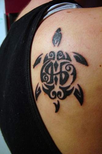 tatouage tortue omoplate