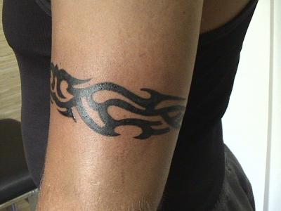 tatouage tour de bras tribal
