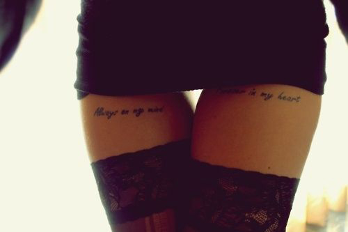tatouage tour de cuisse ecriture