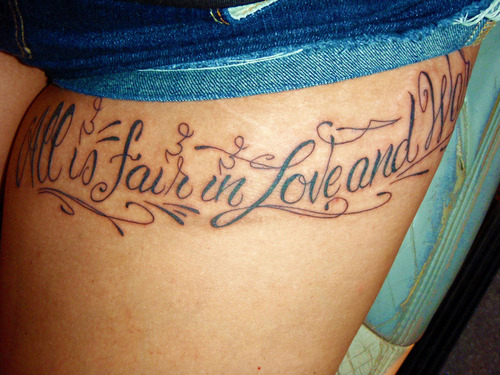tatouage tour de cuisse ecriture