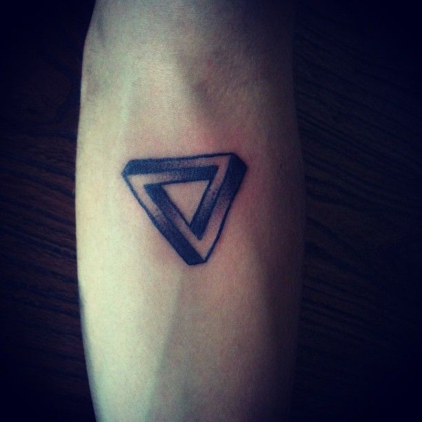 tatouage triangle infini