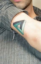 tatouage triangle infini