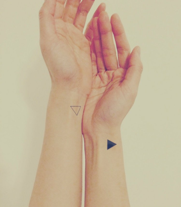 tatouage triangle infini