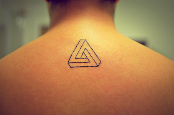 tatouage triangle infini