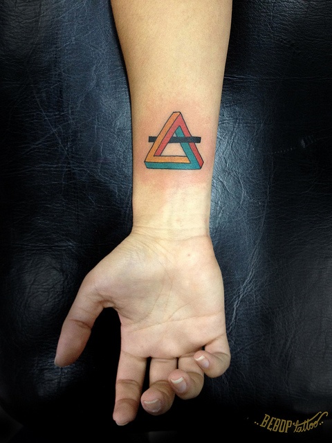 tatouage triangle infini
