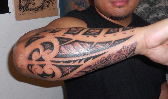 tatouage tribal avant bras intérieur
