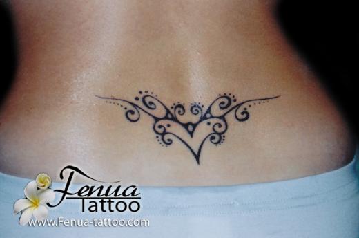 tatouage tribal bas du dos