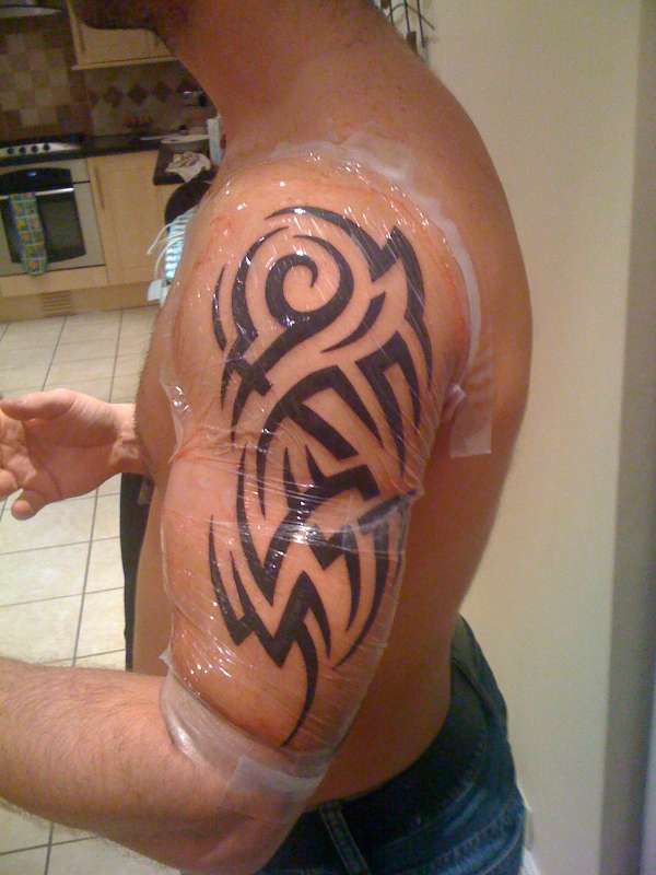 tatouage tribal bras