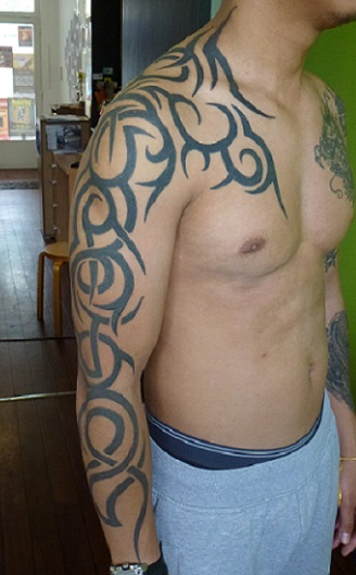 tatouage tribal bras épaule