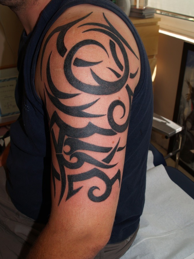 tatouage tribal bras épaule
