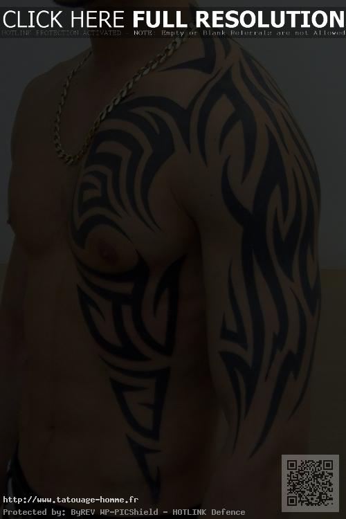 tatouage tribal bras épaule pectoraux
