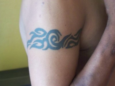 Tatouage tribal bras homme bracelet