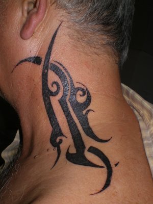 tatouage tribal cou