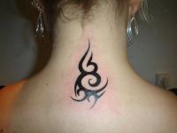 tatouage tribal cou