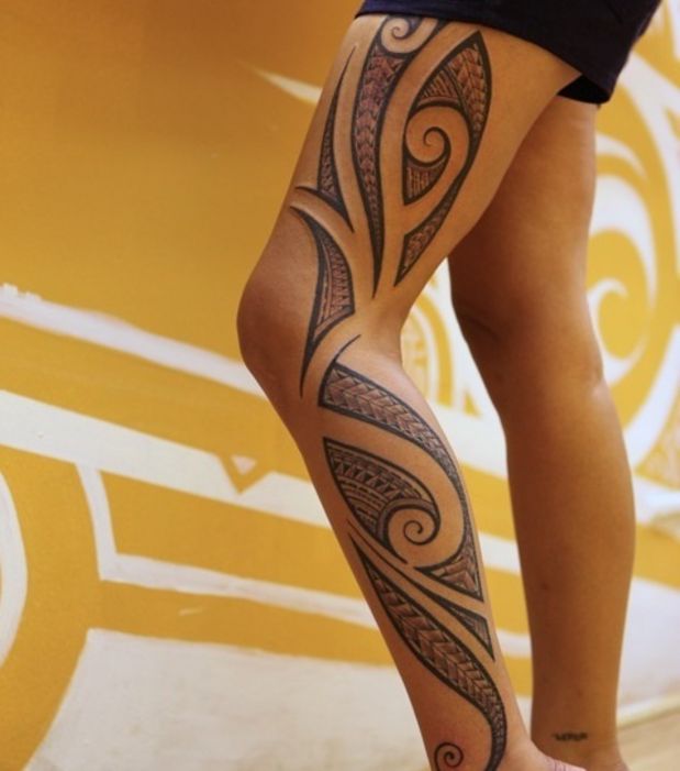 tatouage tribal cuisse femme