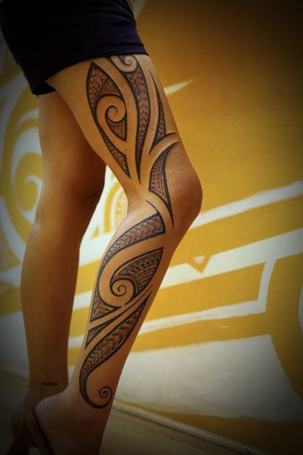 tatouage tribal cuisse femme