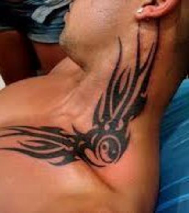 Tatouage tribal dans le cou