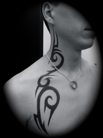 tatouage tribal dans le cou