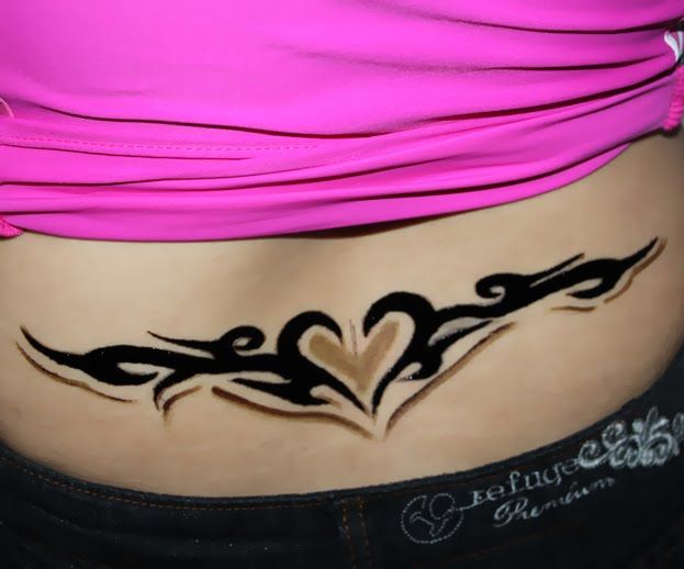 tatouage tribal en bas du dos femme