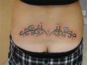 tatouage tribal en bas du dos femme