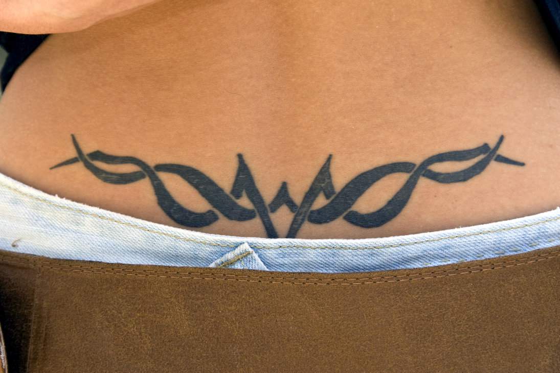 tatouage tribal en bas du dos femme