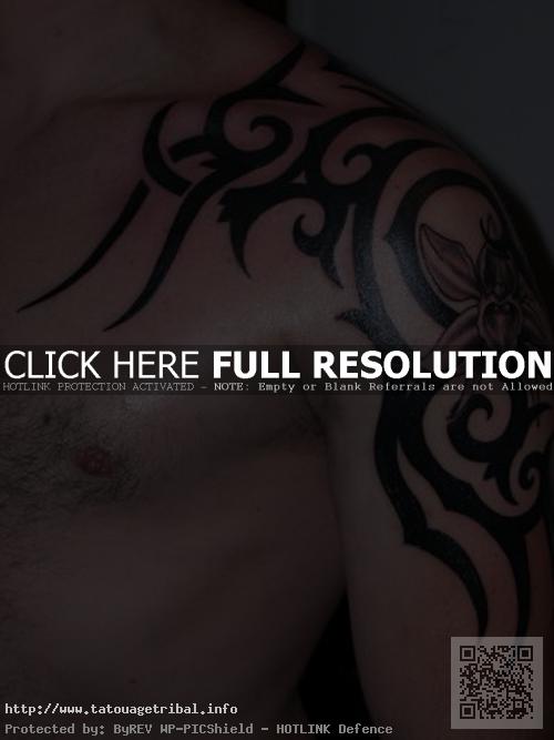tatouage tribal épaule bras homme