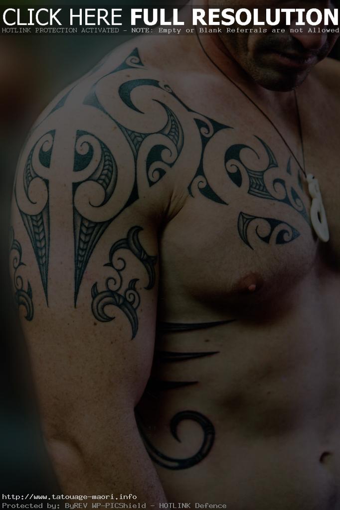 tatouage tribal épaule pectoraux