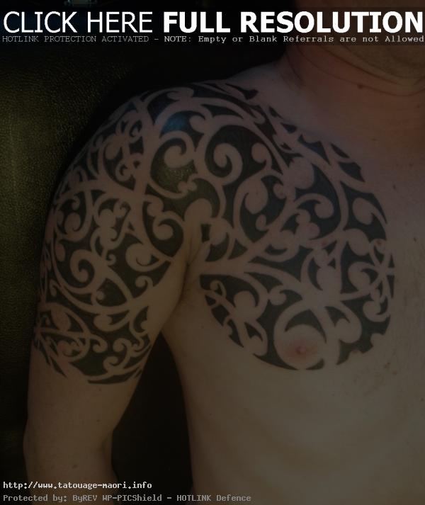 tatouage tribal épaule torse