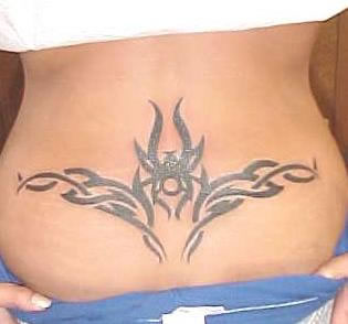 tatouage tribal femme bas du dos