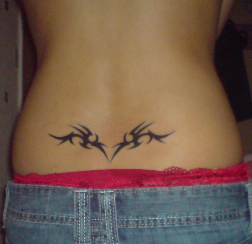 tatouage tribal femme bas du dos