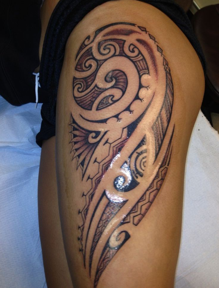 tatouage tribal femme cuisse