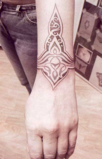 tatouage tribal femme poignet