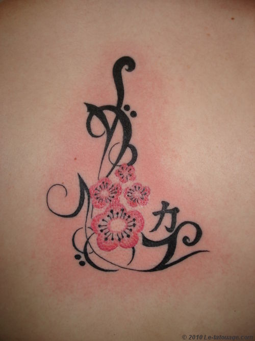 tatouage tribal fleur