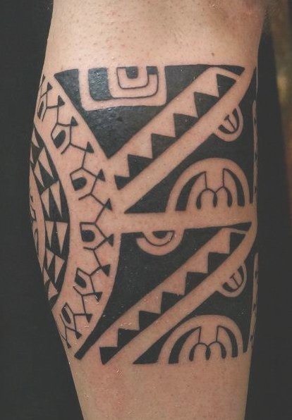 tatouage tribal genou