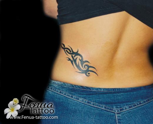 tatouage tribal hanche