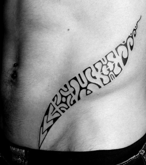 tatouage tribal hanche