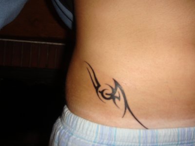 tatouage tribal hanche