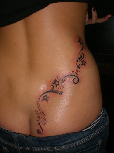 tatouage tribal hanche
