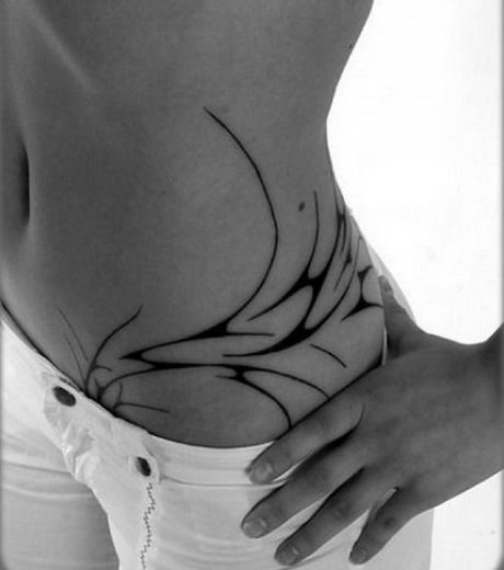 tatouage tribal hanche femme