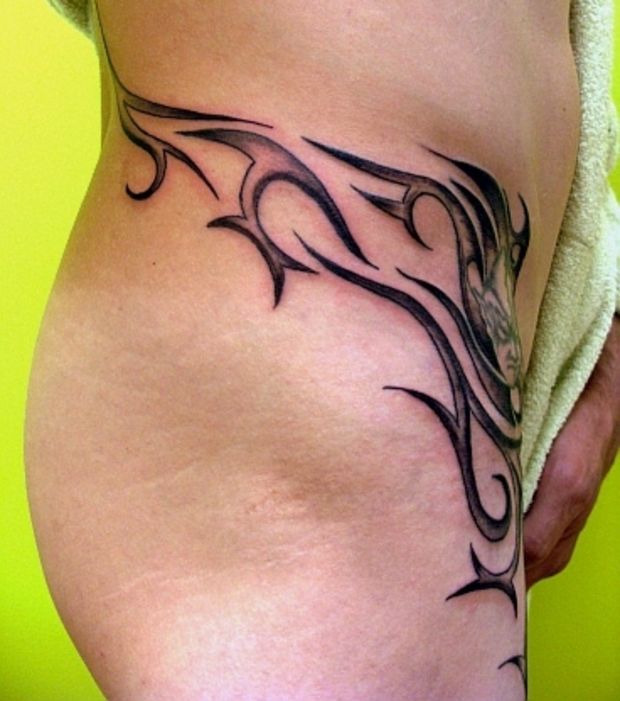 tatouage tribal hanche femme