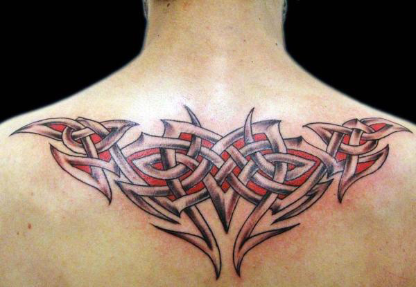 tatouage tribal haut du dos homme