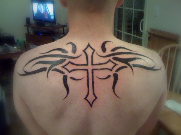 tatouage tribal haut du dos homme