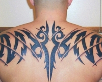 tatouage tribal haut du dos homme