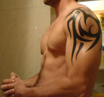 tatouage tribal homme cou épaule