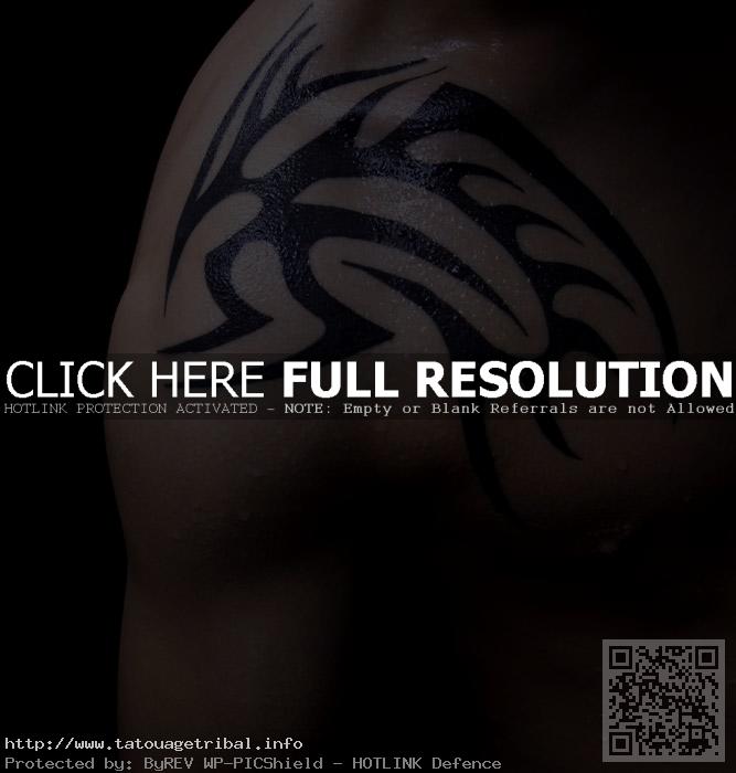 tatouage tribal homme épaule et torse