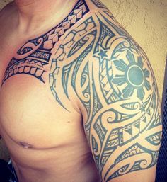 tatouage tribal homme épaule et torse