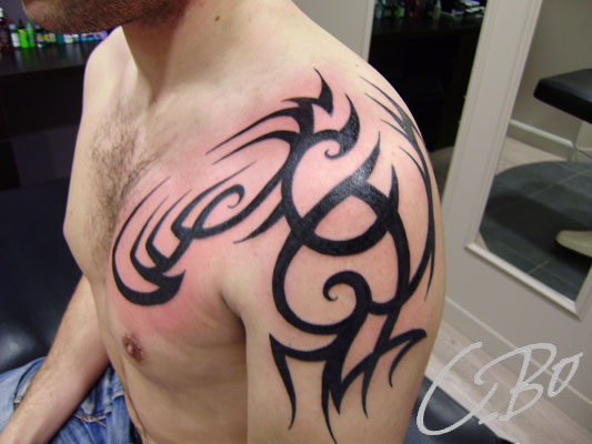 tatouage tribal homme épaule et torse
