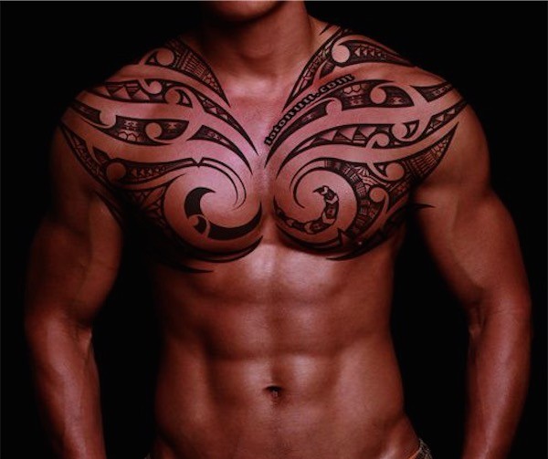 tatouage tribal homme épaule pec