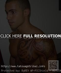 tatouage tribal homme épaule pec